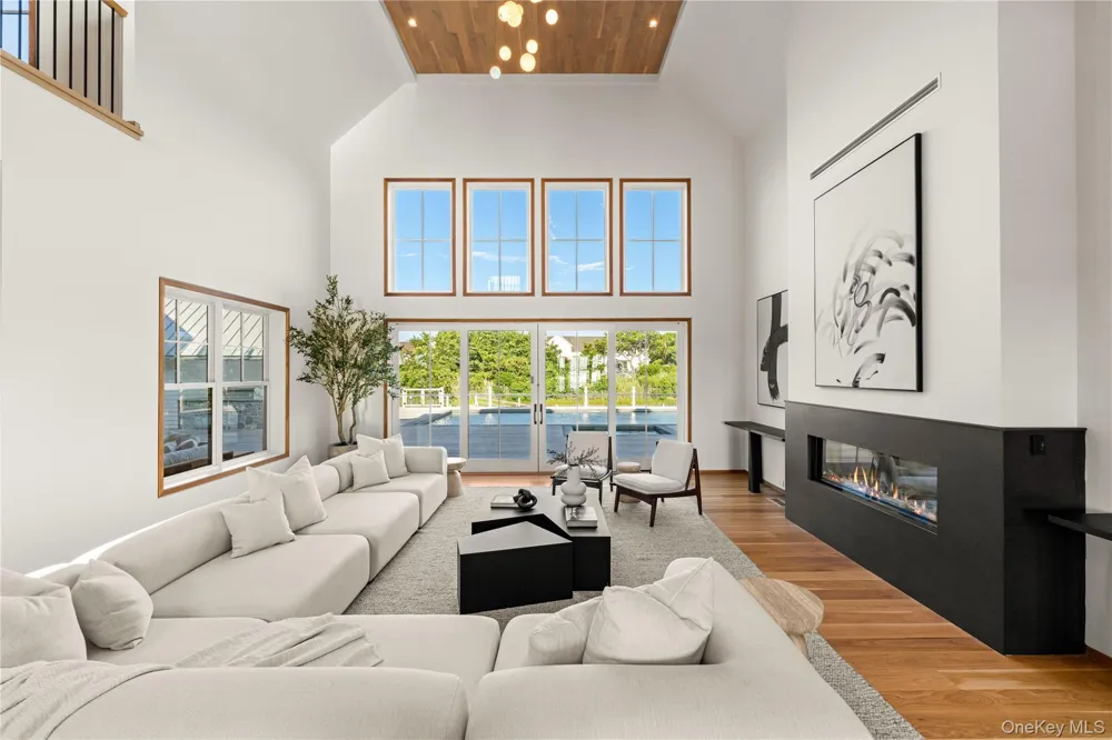 32 Quogo Neck Lane Quogue, NY 11959