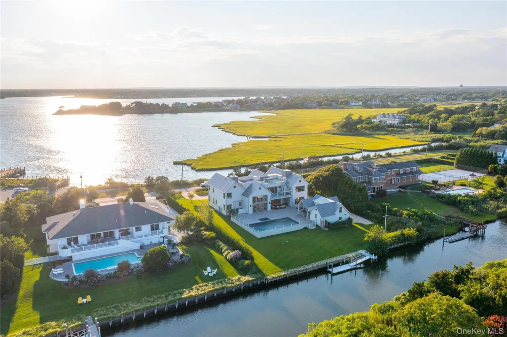 32 Quogo Neck Lane Quogue, NY 11959