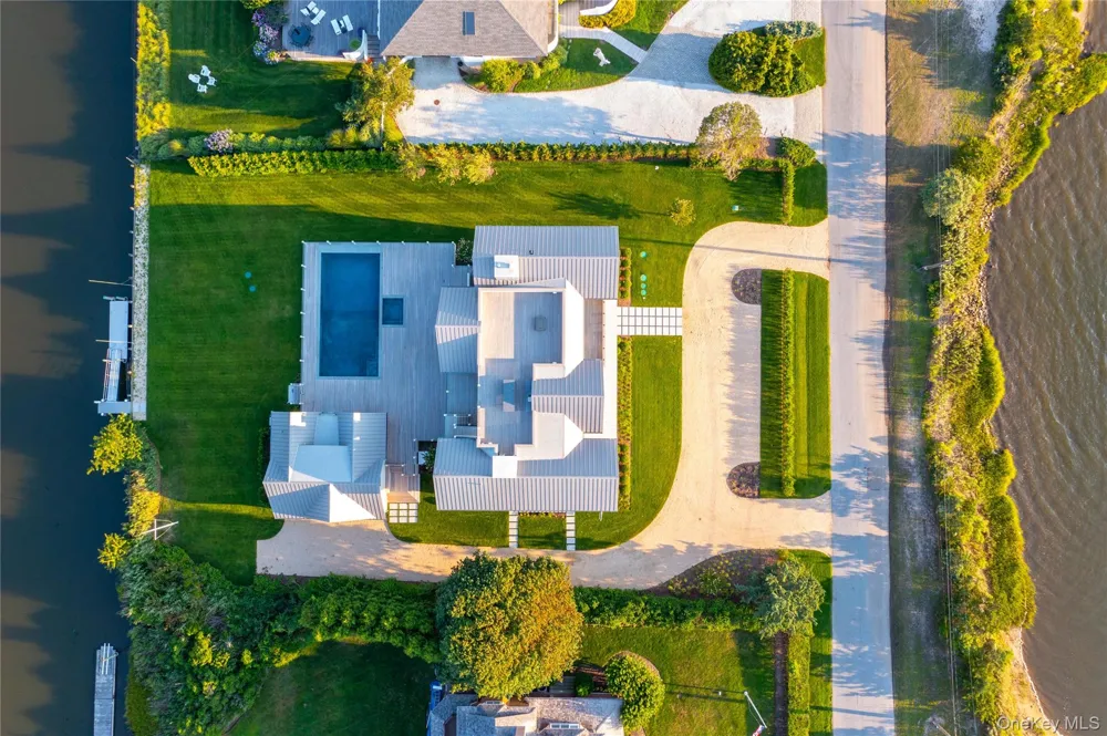 32 Quogo Neck Lane Quogue, NY 11959
