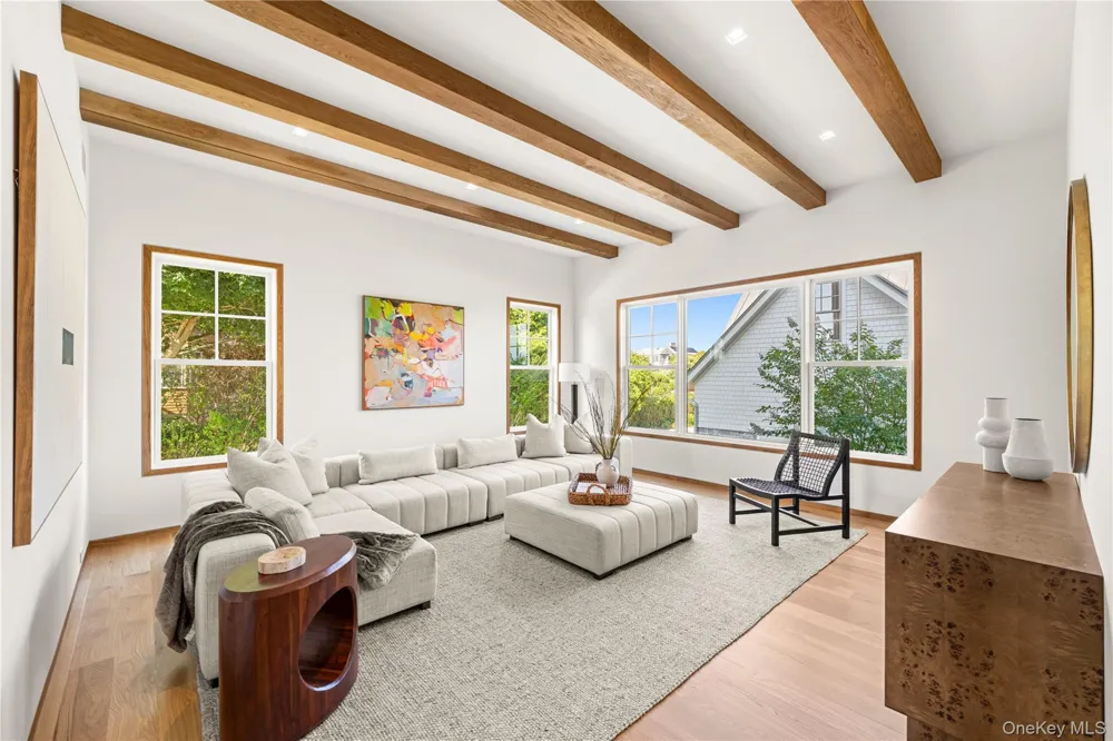 32 Quogo Neck Lane Quogue, NY 11959