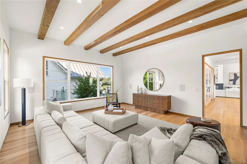 32 Quogo Neck Lane Quogue, NY 11959