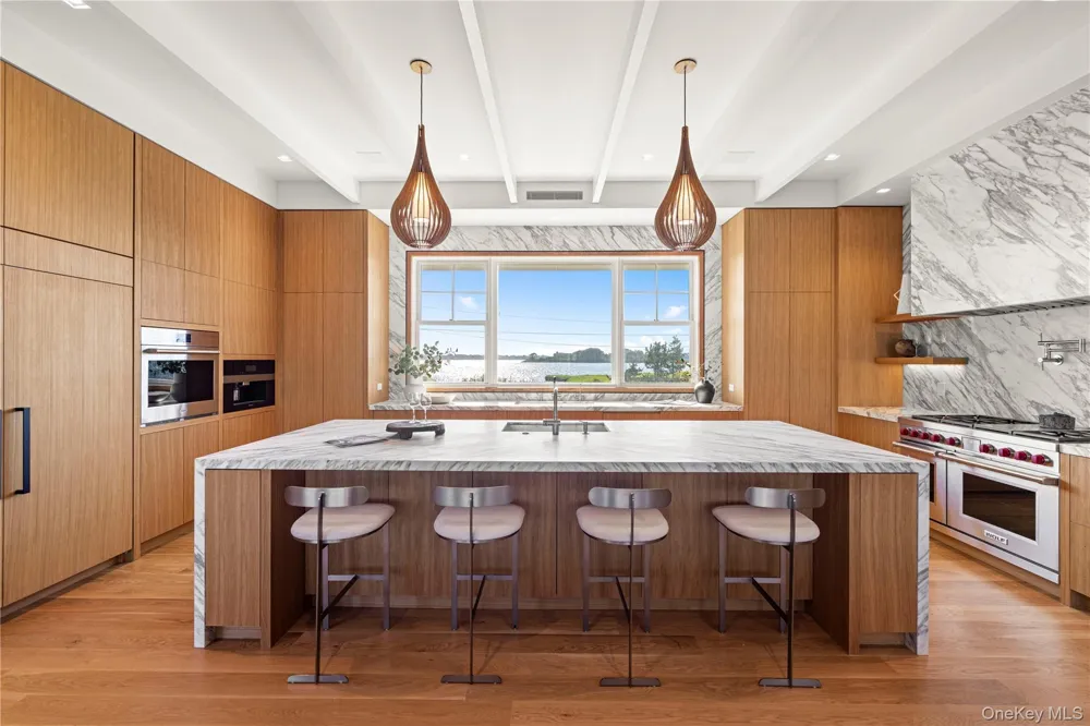 32 Quogo Neck Lane Quogue, NY 11959