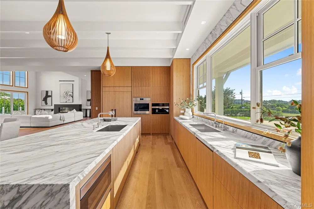 32 Quogo Neck Lane Quogue, NY 11959