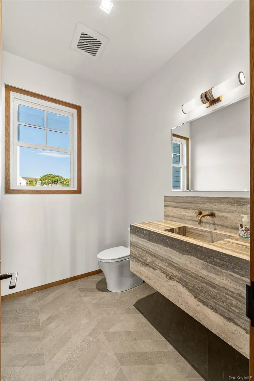 32 Quogo Neck Lane Quogue, NY 11959