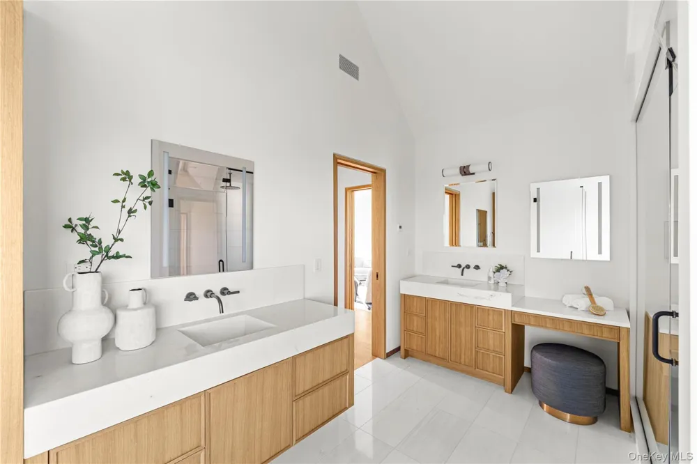 32 Quogo Neck Lane Quogue, NY 11959