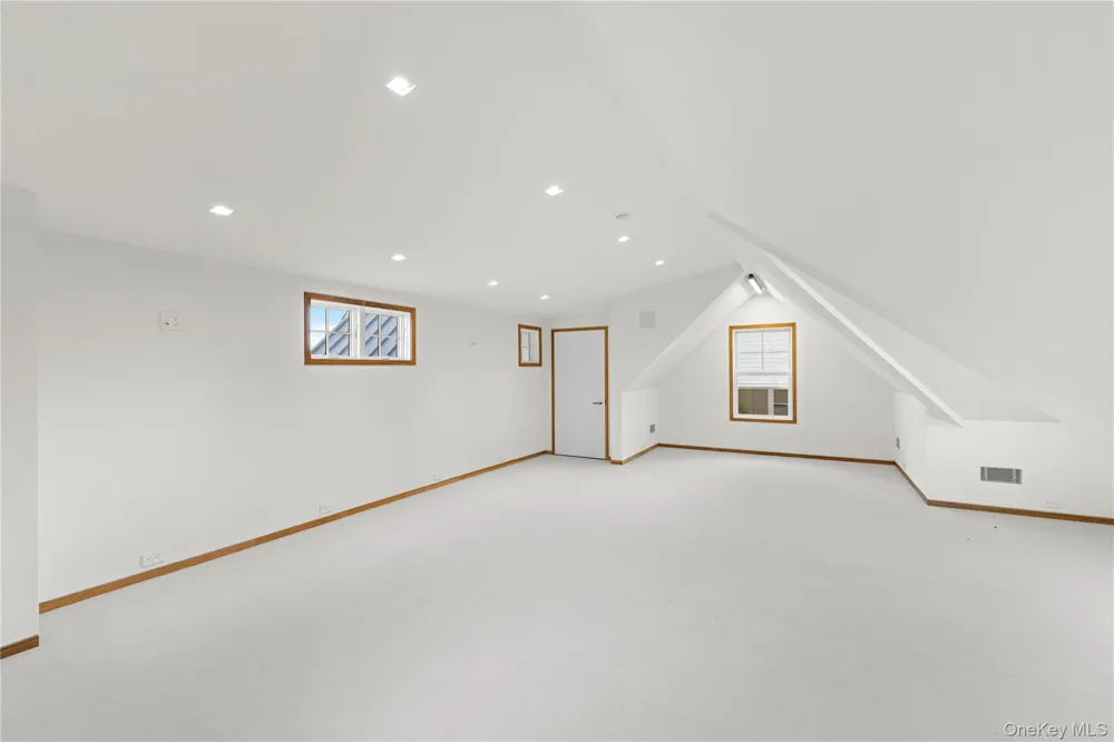 32 Quogo Neck Lane Quogue, NY 11959
