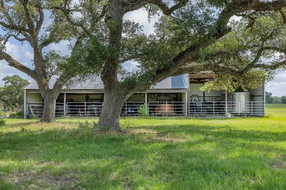 1561 County Road 154 Weimar, TX 78934