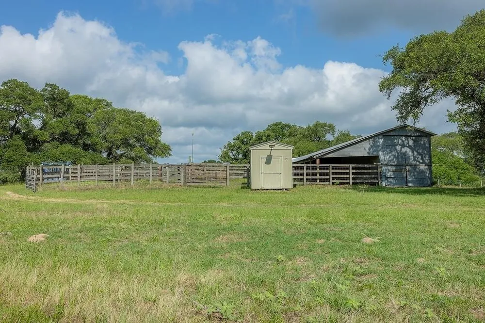 1561 County Road 154 Weimar, TX 78934