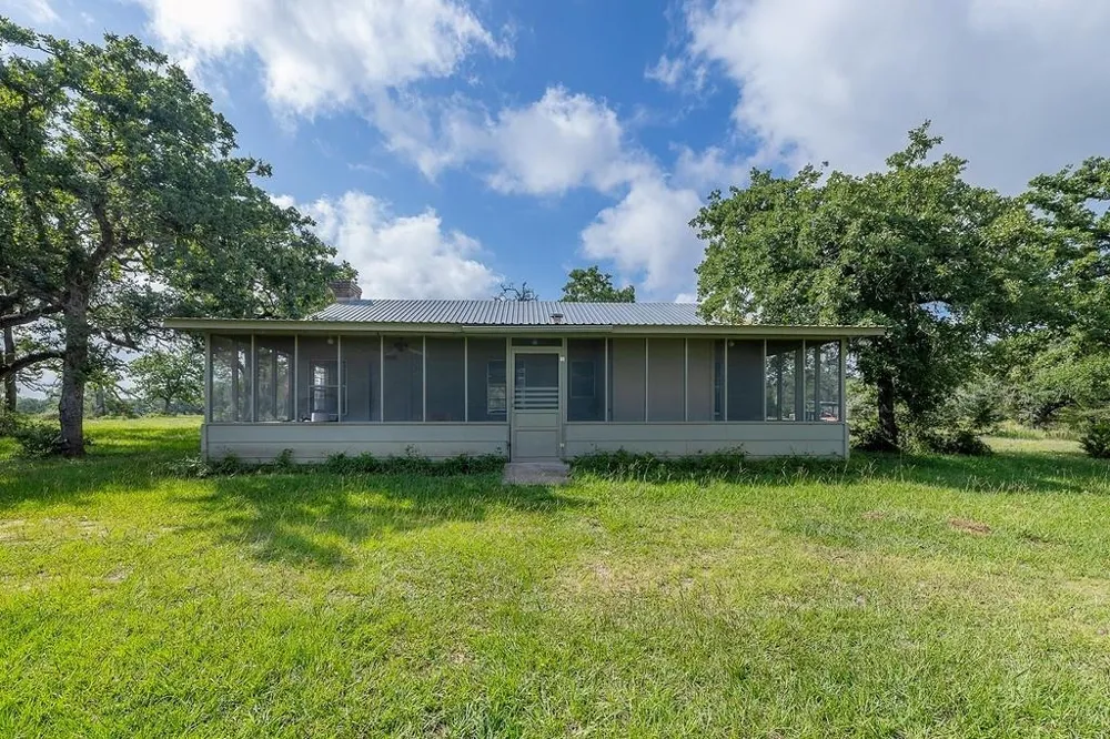 1561 County Road 154 Weimar, TX 78934