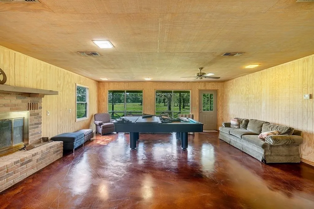 1561 County Road 154 Weimar, TX 78934