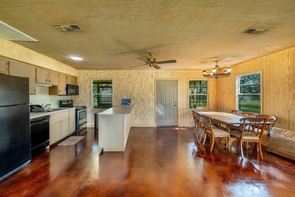 1561 County Road 154 Weimar, TX 78934