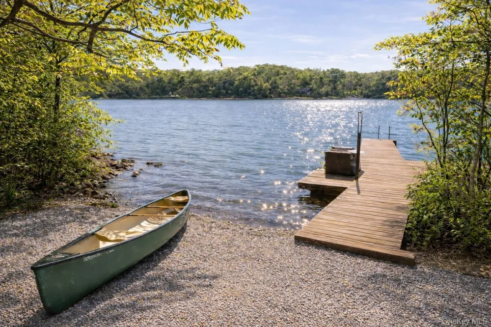 15 Lake View Court Southampton, NY 11968
