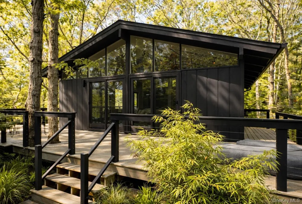 15 Lake View Court Southampton, NY 11968