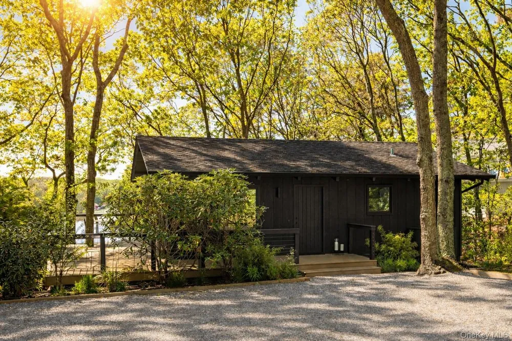 15 Lake View Court Southampton, NY 11968