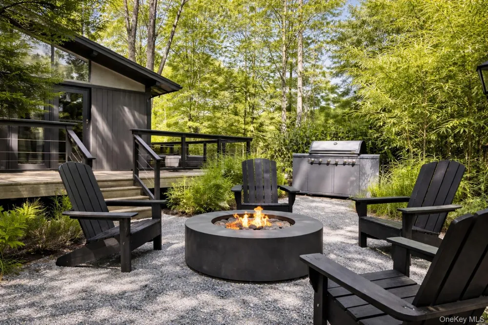 15 Lake View Court Southampton, NY 11968