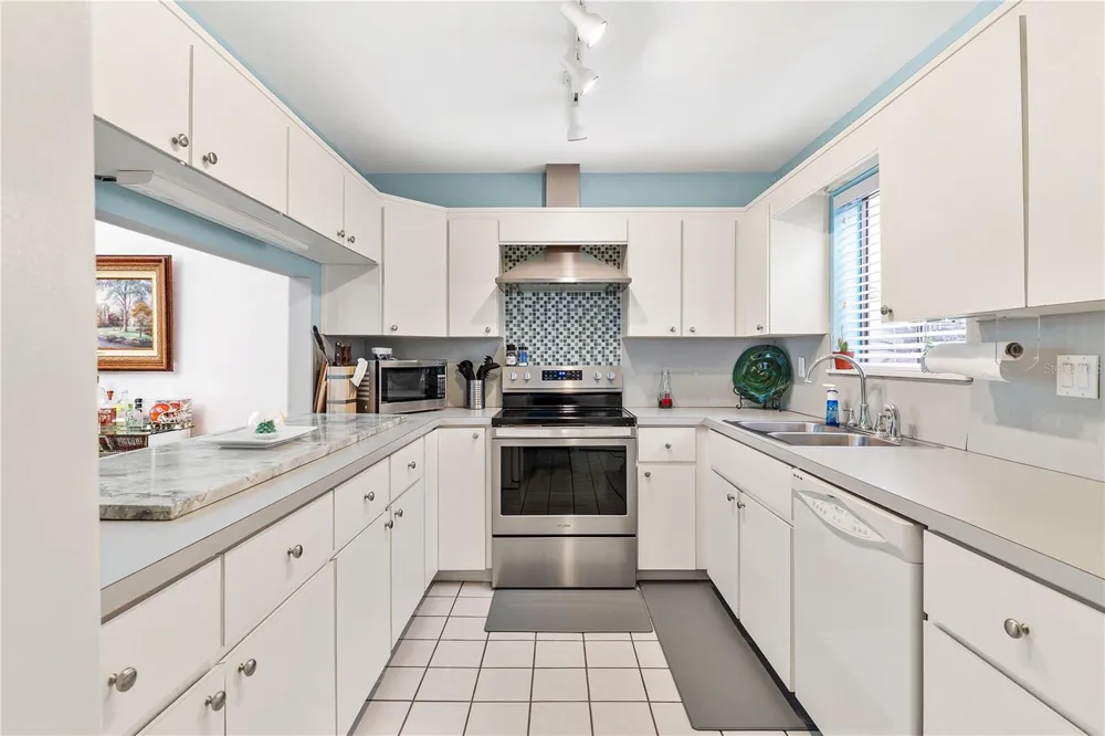 402 CLUSTERWOOD DRIVE Yalaha, FL 34797