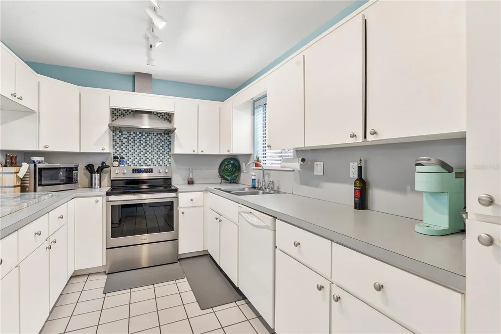 402 CLUSTERWOOD DRIVE Yalaha, FL 34797