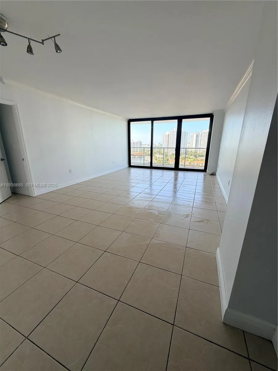 3701 Country Club Dr #1901 Aventura, FL 33180