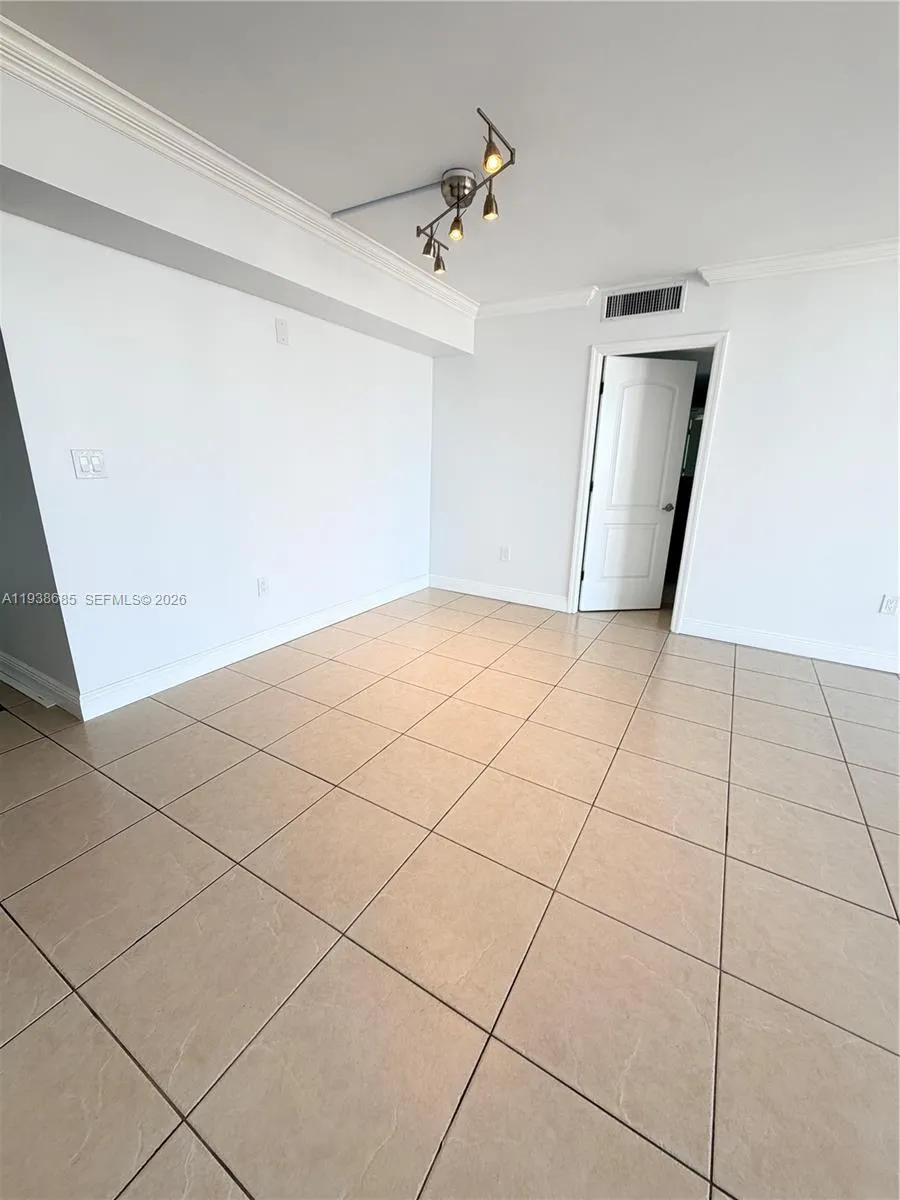 3701 Country Club Dr #1901 Aventura, FL 33180