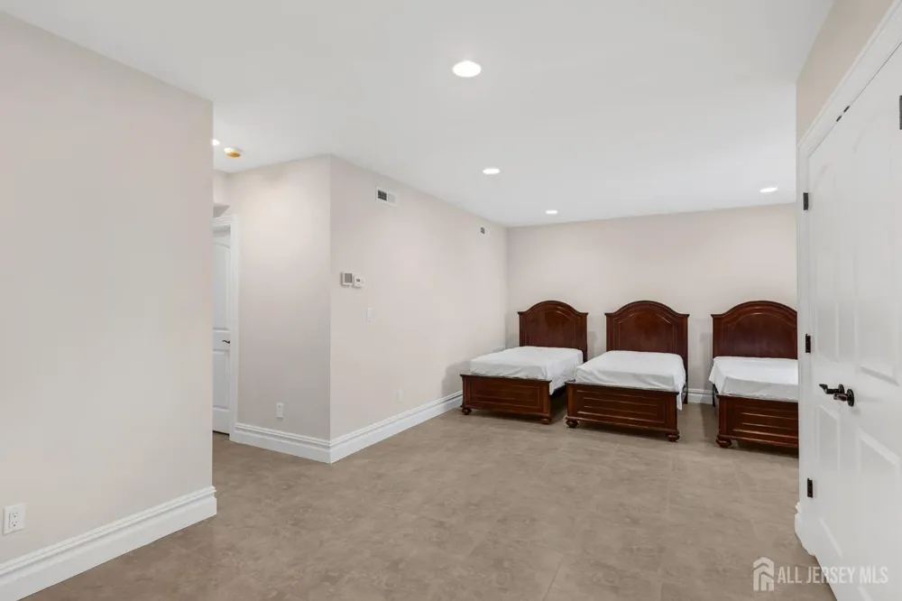 1355 NE Abbott Boulevard Fort Lee, NJ 07024