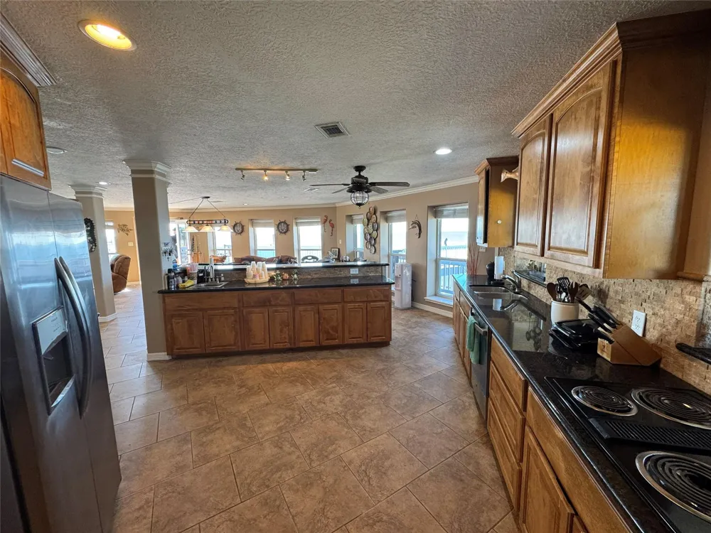 128 White Heron Drive Anahuac, TX 77514