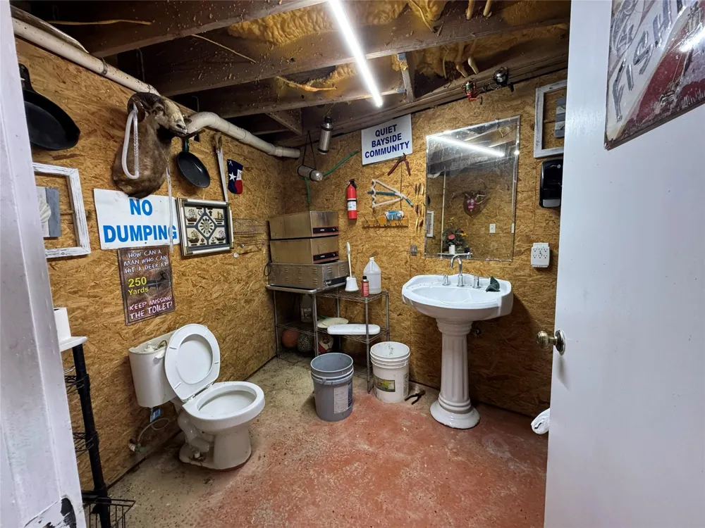 128 White Heron Drive Anahuac, TX 77514