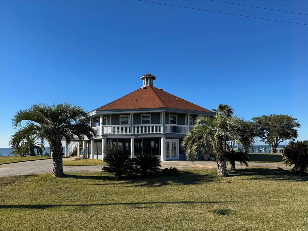 128 White Heron Drive Anahuac, TX 77514