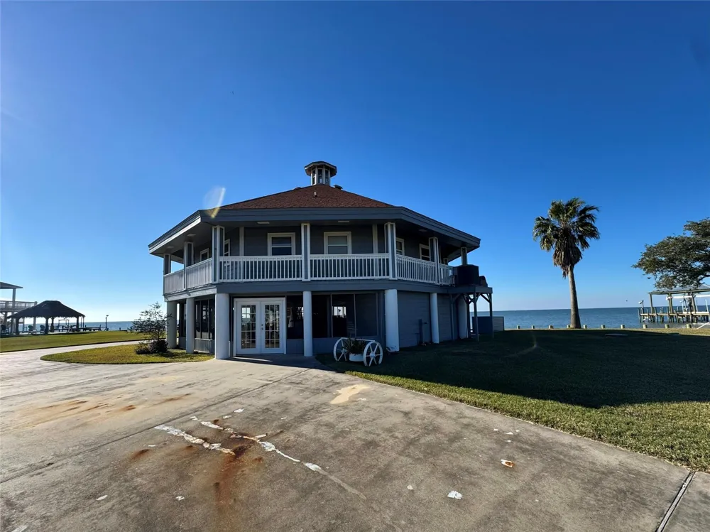128 White Heron Drive Anahuac, TX 77514