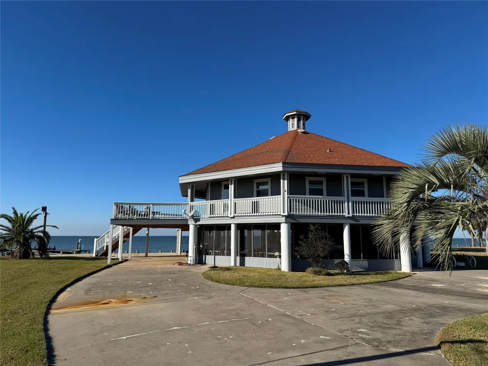 128 White Heron Drive Anahuac, TX 77514