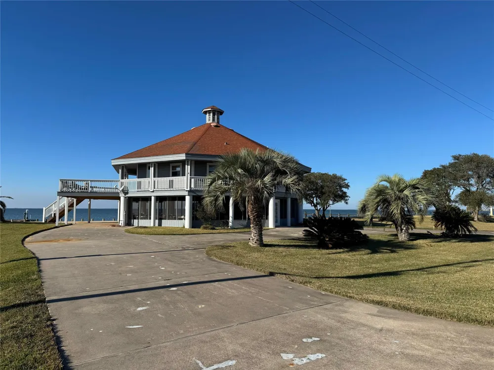 128 White Heron Drive Anahuac, TX 77514