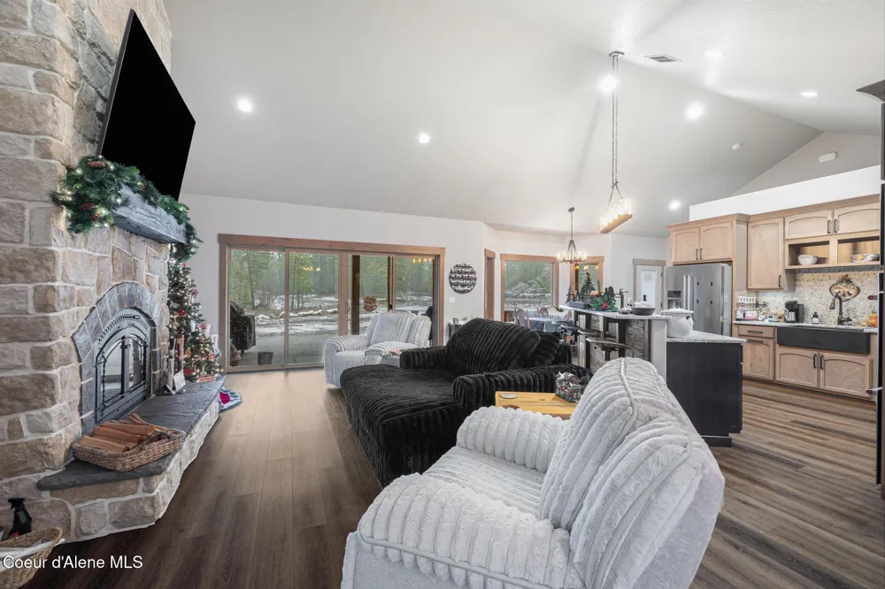 1829 W Smoke Tree Avenue Athol, ID 83801