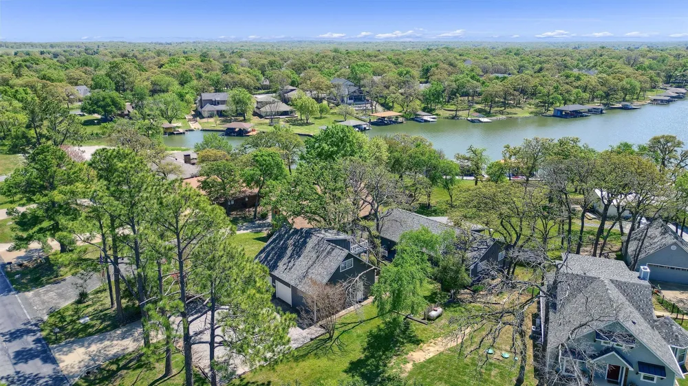 1214 Kiowa Drive E Lake Kiowa, TX 76240