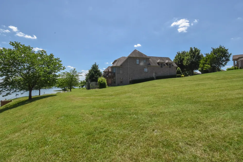 131 Lake Harbor Dr Hendersonville, TN 37075