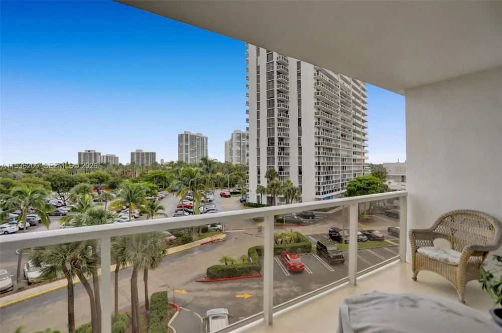 20281 E Country Club Dr #201 Aventura, FL 33180
