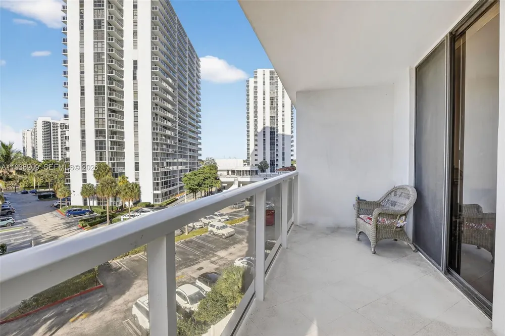 20281 E Country Club Dr #201 Aventura, FL 33180