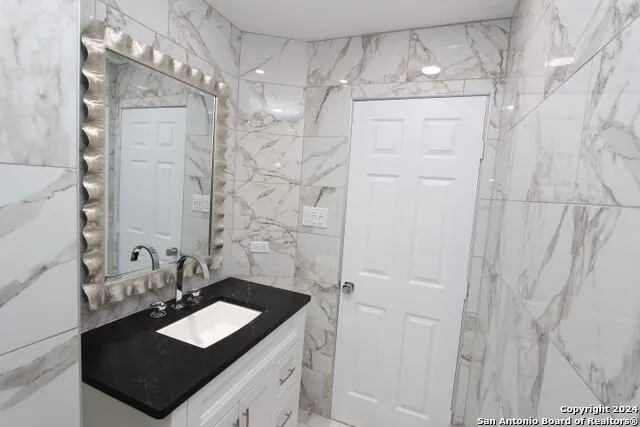 701 N. Saint Marys #15 San Antonio, TX 78205