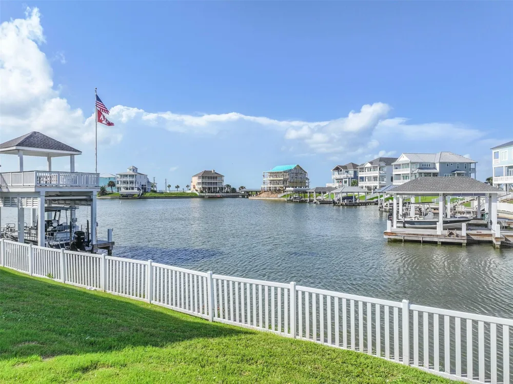 4119 Bluewing Teal Court Galveston, TX 77554