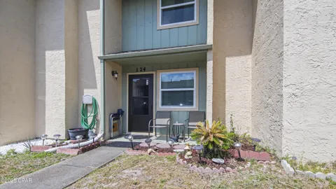 124 W Leslie Lane