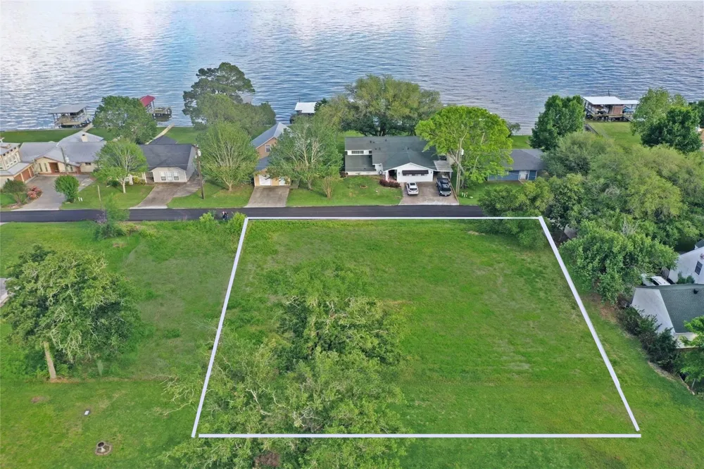 25 Lake Circle Point Blank, TX 77364