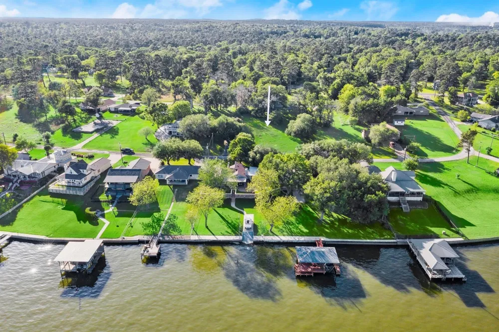 25 Lake Circle Point Blank, TX 77364