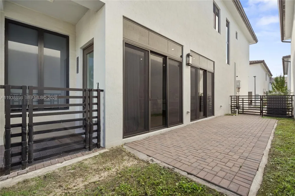 8144 NW 43rd St Doral, FL 33166