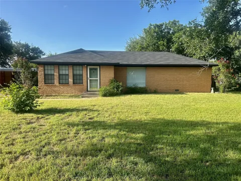 1121 E Coke
