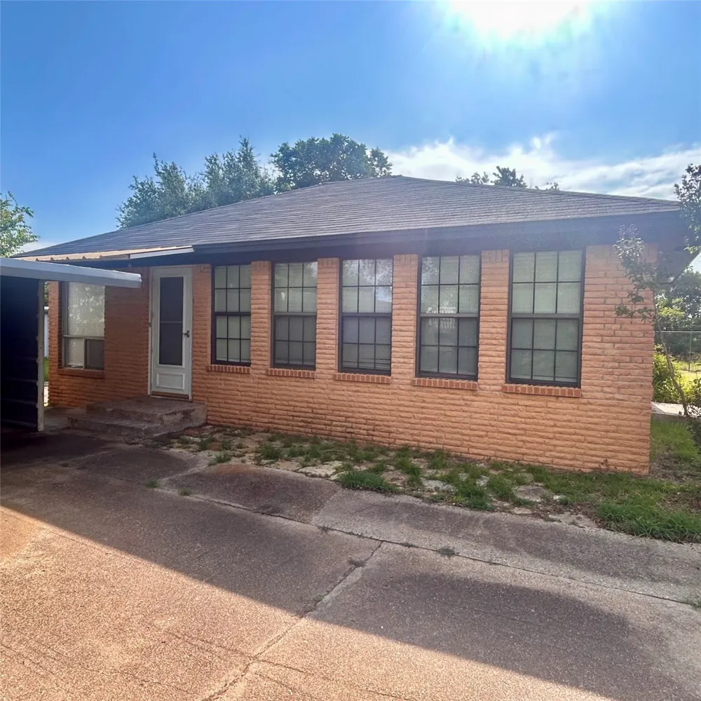 1121 E Coke Hamilton, TX 76531
