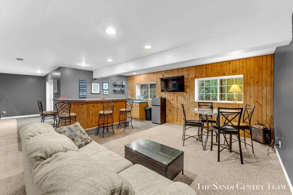 1020 Brookway Court Norton Shores, MI 49441