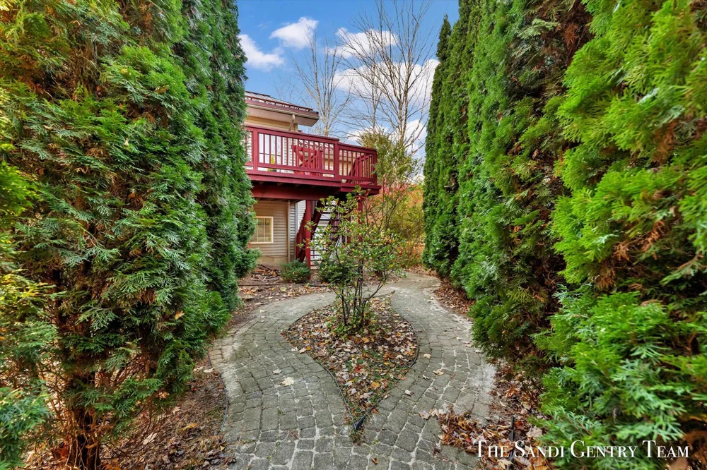 1020 Brookway Court Norton Shores, MI 49441