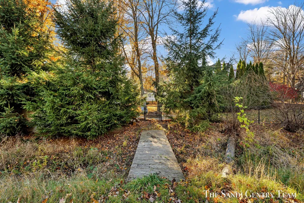 1020 Brookway Court Norton Shores, MI 49441