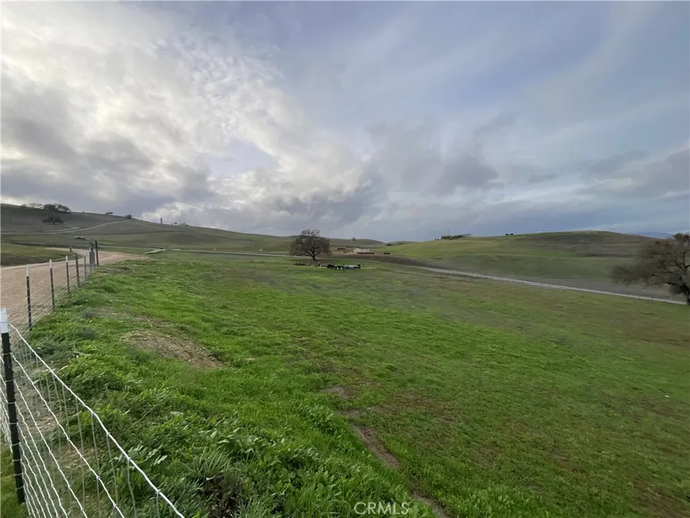 21 Interlake Road Bradley, CA 93426