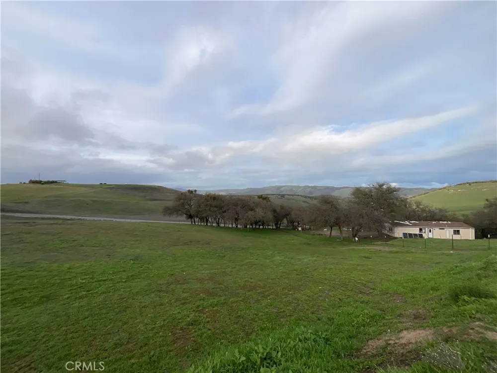 21 Interlake Road Bradley, CA 93426