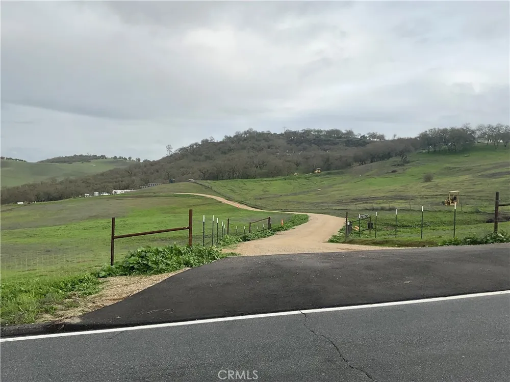 21 Interlake Road Bradley, CA 93426