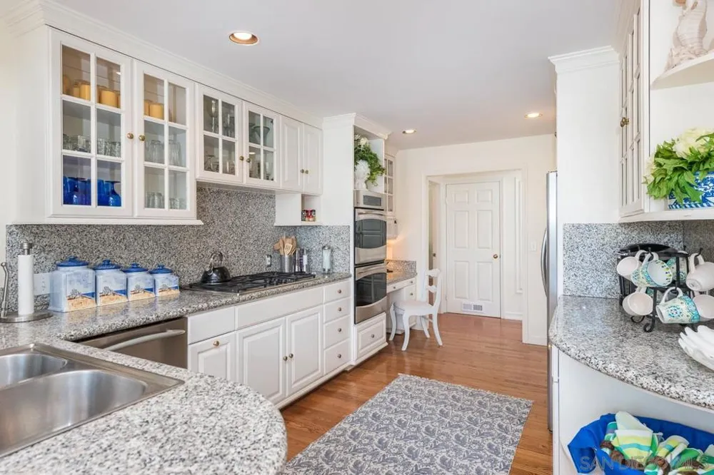 7337 Olivetas Ave La Jolla, CA 92037